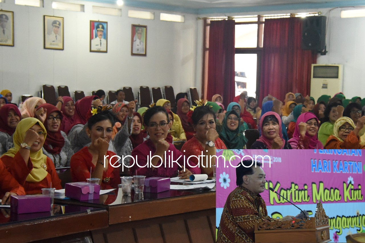 PAPARAN - Pjs Walikota Kediri, Jumadi menghadiri seminar dalam rangka memperingati Hari Kartini yang jatuh tanggal 21 April mendatang bertempat Ruang Joyoboyo, Pemkot Kediri, Selasa (17/04/2018).