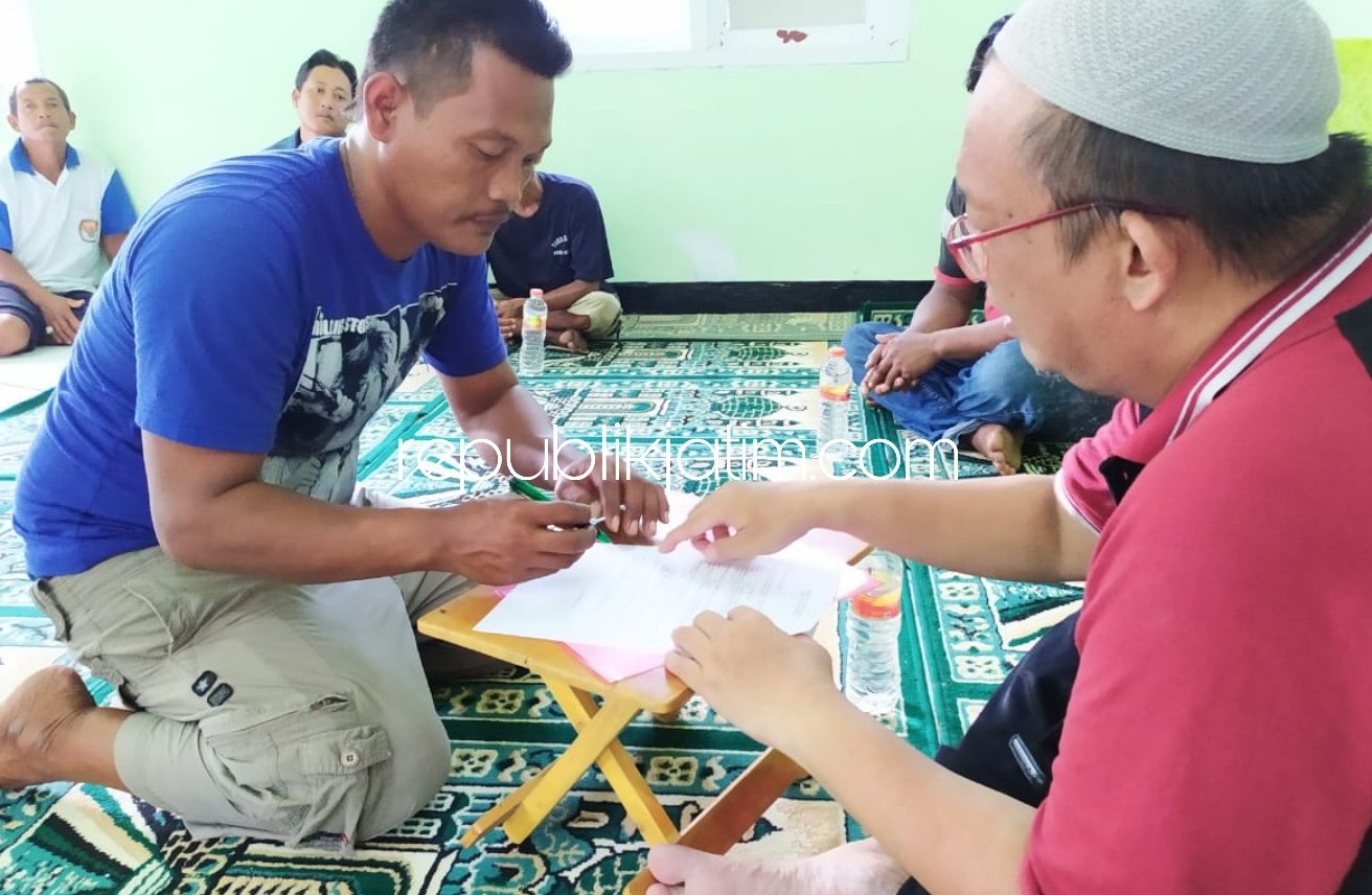 PLTS - Penggunaan Pembangkit Listrik Tenaga Surya (PLTS) bantuan dosen Teknik Elektro, Umsida dirasakan para pengurus Masjid Dusun Pucukan, Desa Gebang, Kecamatan/Sidoarjo karena meringankan beban biaya bulanan, Jumat (17/04/2020).