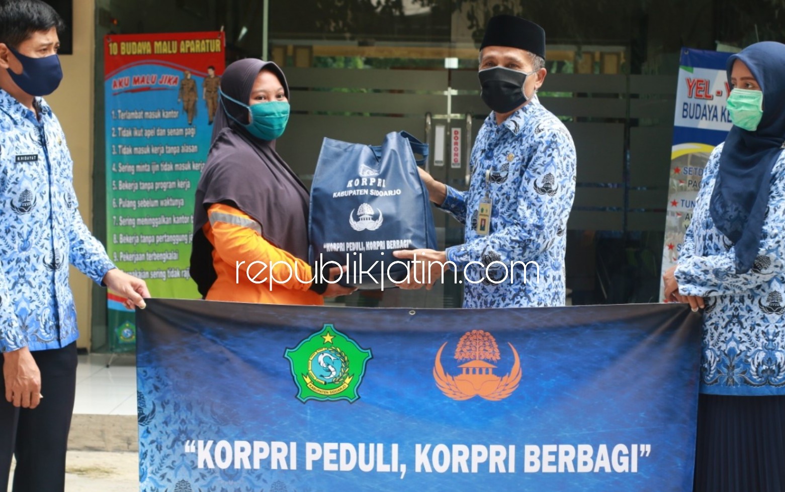 SALURKAN - Ketua Dewan Pengurus KORPRI Sidoarjo, Ahmad Zaini menyerahkan paket sembako berisi beras 5 kilogram, minyak goreng 2 liter, gula 2 kilogram dan mie instan kepada para korban terdampak Covid-19, Jumat (17/04/2020).