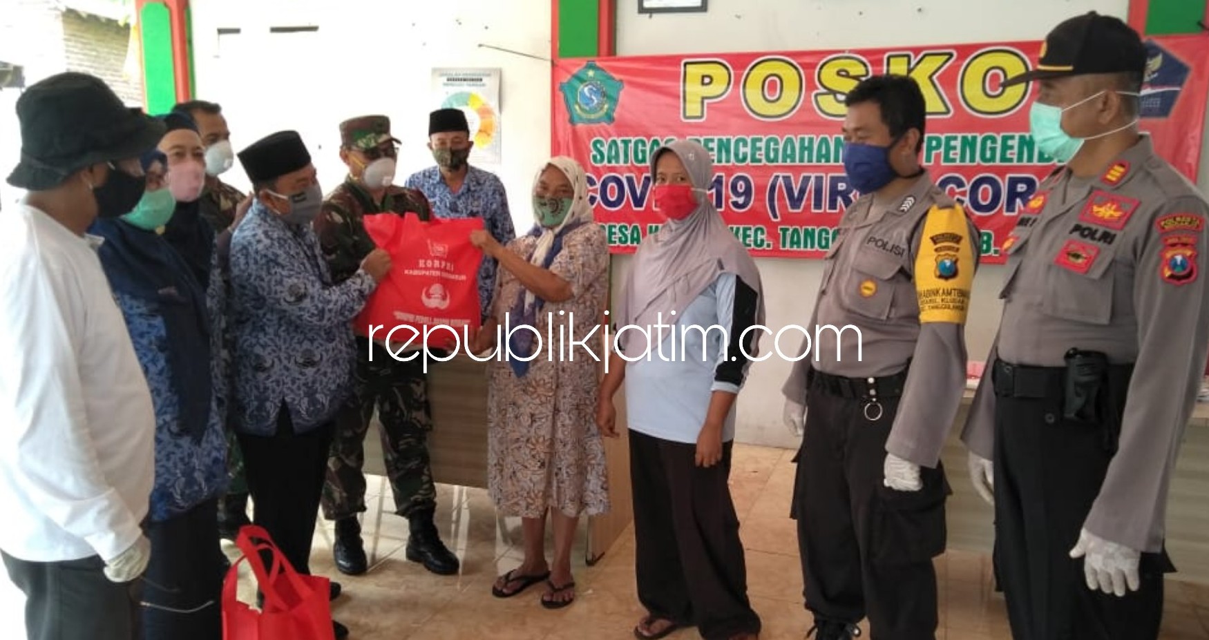 SALURKAN - Forkopimka Tanggulangin menyerahkan bantuan Covid-19 bagi warga Desa Kludan terdampak saat mengunjungi sejumlah Posko Covid-19 ke sejumlah desa, Jumat (17/04/2020).