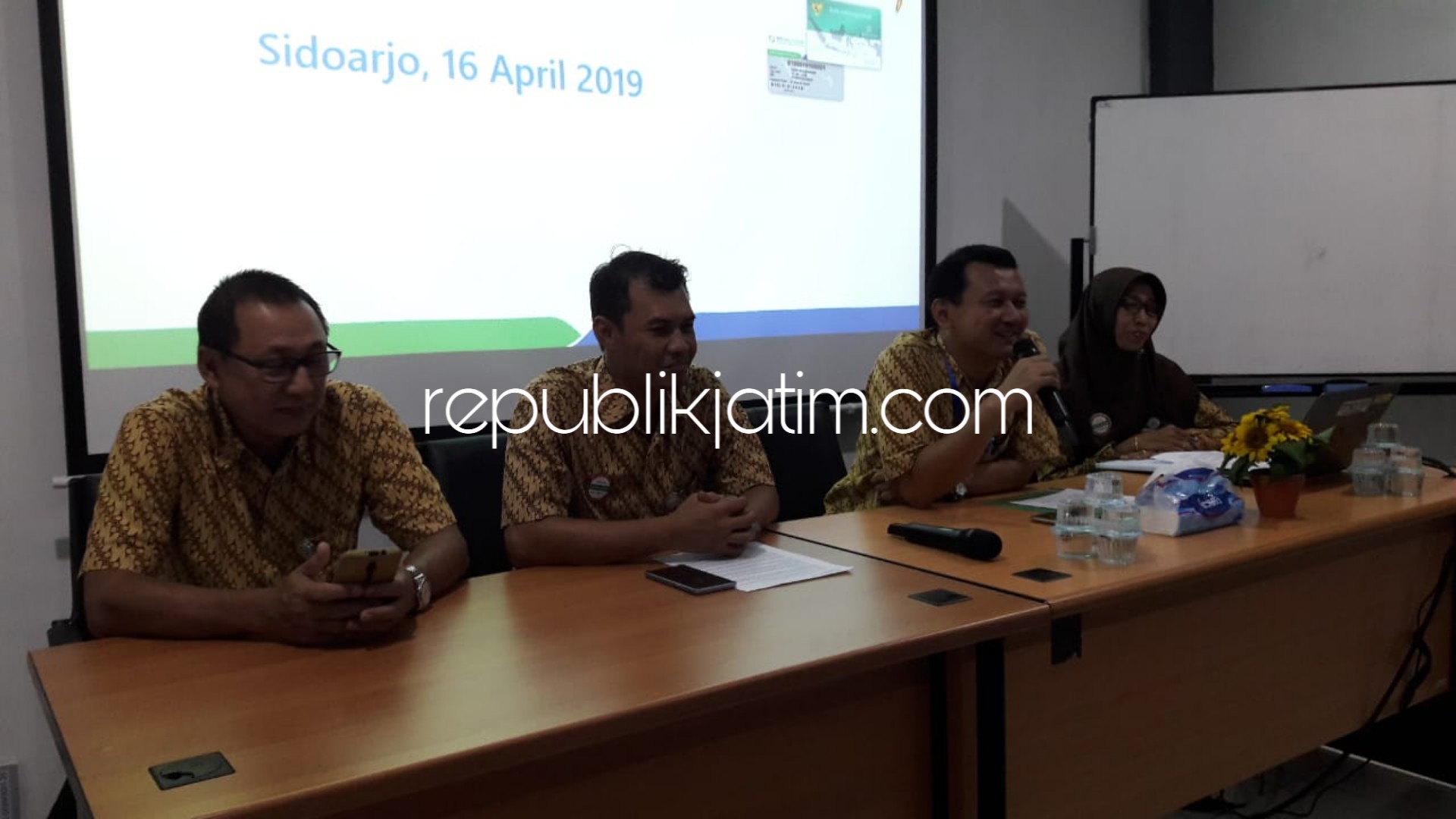 KETERANGAN - Kabid Penjaminan Manfaat Rujukan, Erwin Widiarmanto beserta Kabid BPJS Kesehatan Cabang Sidoarjo lainnya memberikan keterangan pers soal penggelontoran anggaran untuk pembayaran rumah sakit, Selasa (16/04/2019).