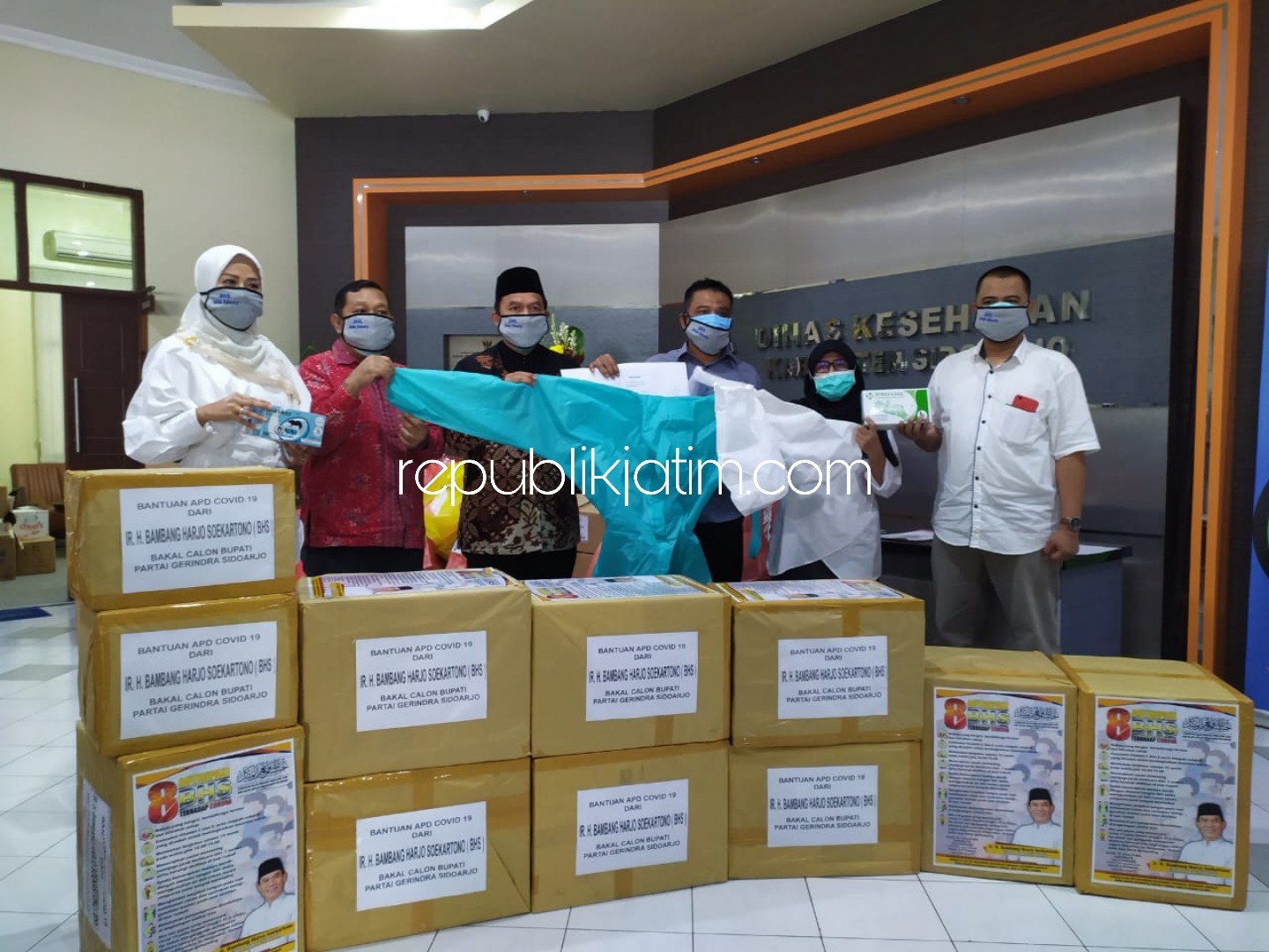 BANTUAN - Bacabup Sidoarjo Bambang Haryo Soekartono (BHS) bersama Ketua DPC Partai Gerindra Kayan dan Ketua DPD Golkar Sidoarjo Warih Andono menyerahkan bantuan 150 APD, 500 Handscoon dan 2.000 masker ke Dinkes Pemkab Sidoarjo, Jumat (17/04/2020).
