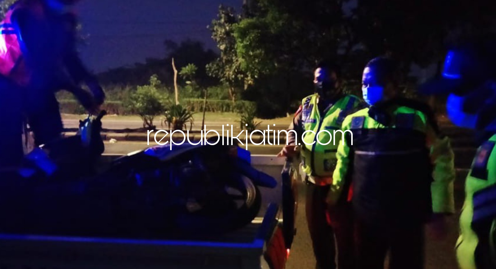 Olah TKP - Kapolsek Tanggulangin AKP Masyhur Ade memimpin olah TKP KA tabrak warga di perlintasan KA Desa Ketapang, Kecamatan Tanggulangin, Sidoarjo, Minggu (18/04/2021) dini hari. 