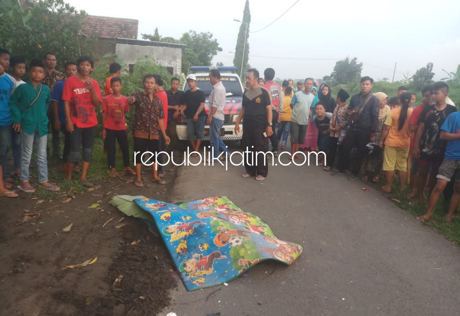 TEWAS - Pengendara motor Honda bernopol S 5812 YQ, Iswanto (41) warga Desa Sebani, Kecamatan Sumobito, Jombang tewas usai terlindas dump truk di JL Raya Desa Margobener, Kecamatan Tarik, Sidoarjo, Selasa (16/04/2019) petang.