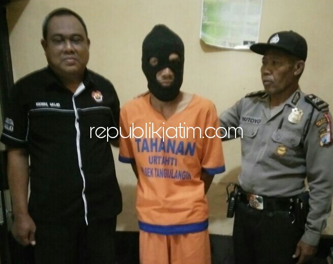 PEMILIK - Tersangka pemilik sabu-sabu, Satuwin digelandang petugas Polsek Tanggulangin, Rabu (18/04/2018).