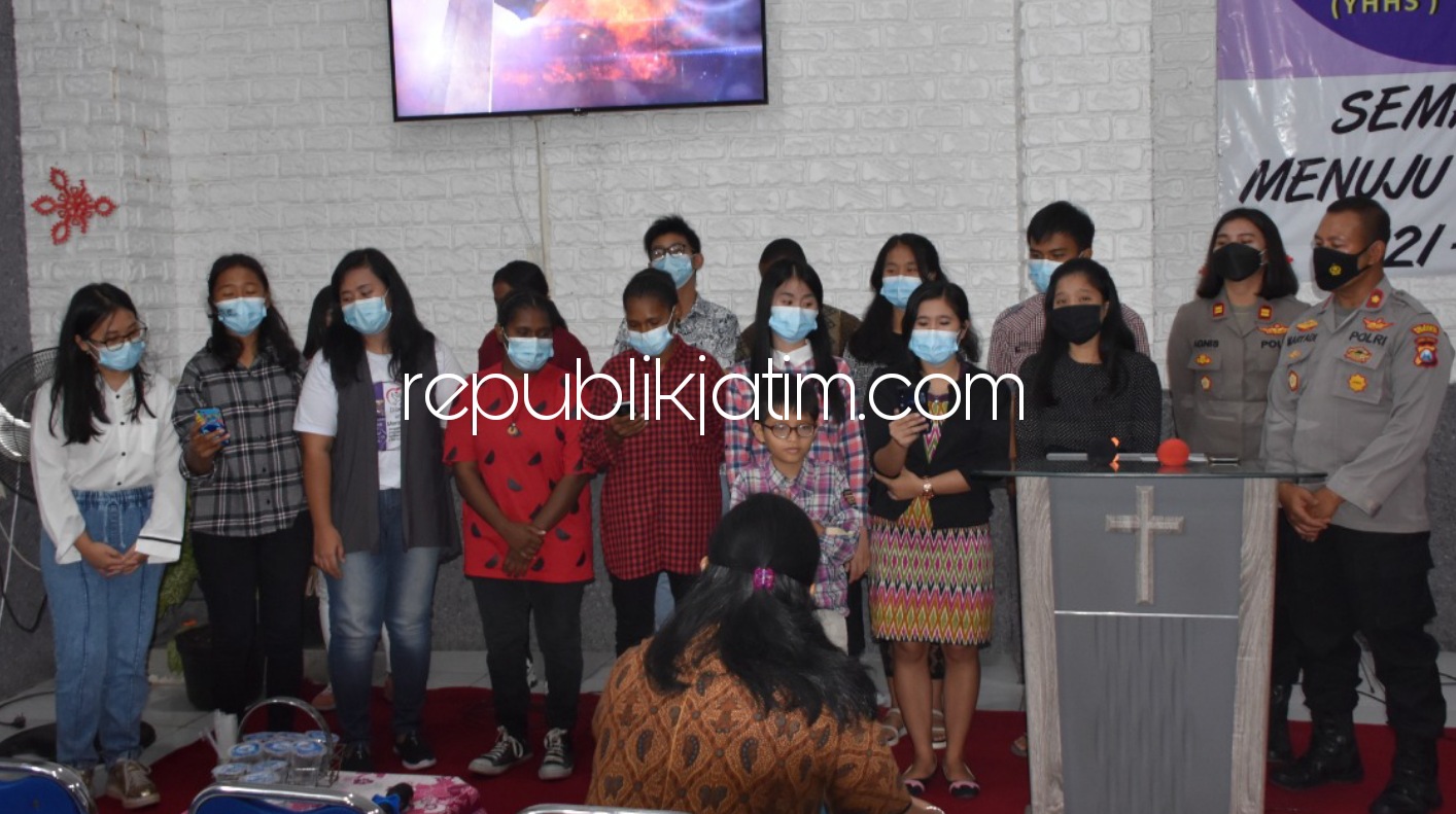 IBADAH - Para personel Polresta Sidoarjo yang beragama Kristen menjalankan ibadah bersama pelajar Papua di Rumah Ibadah Hamba Tuhan, Sidokepung, Kecamatan Buduran, Sidoarjo, Minggu (18/04/2021).