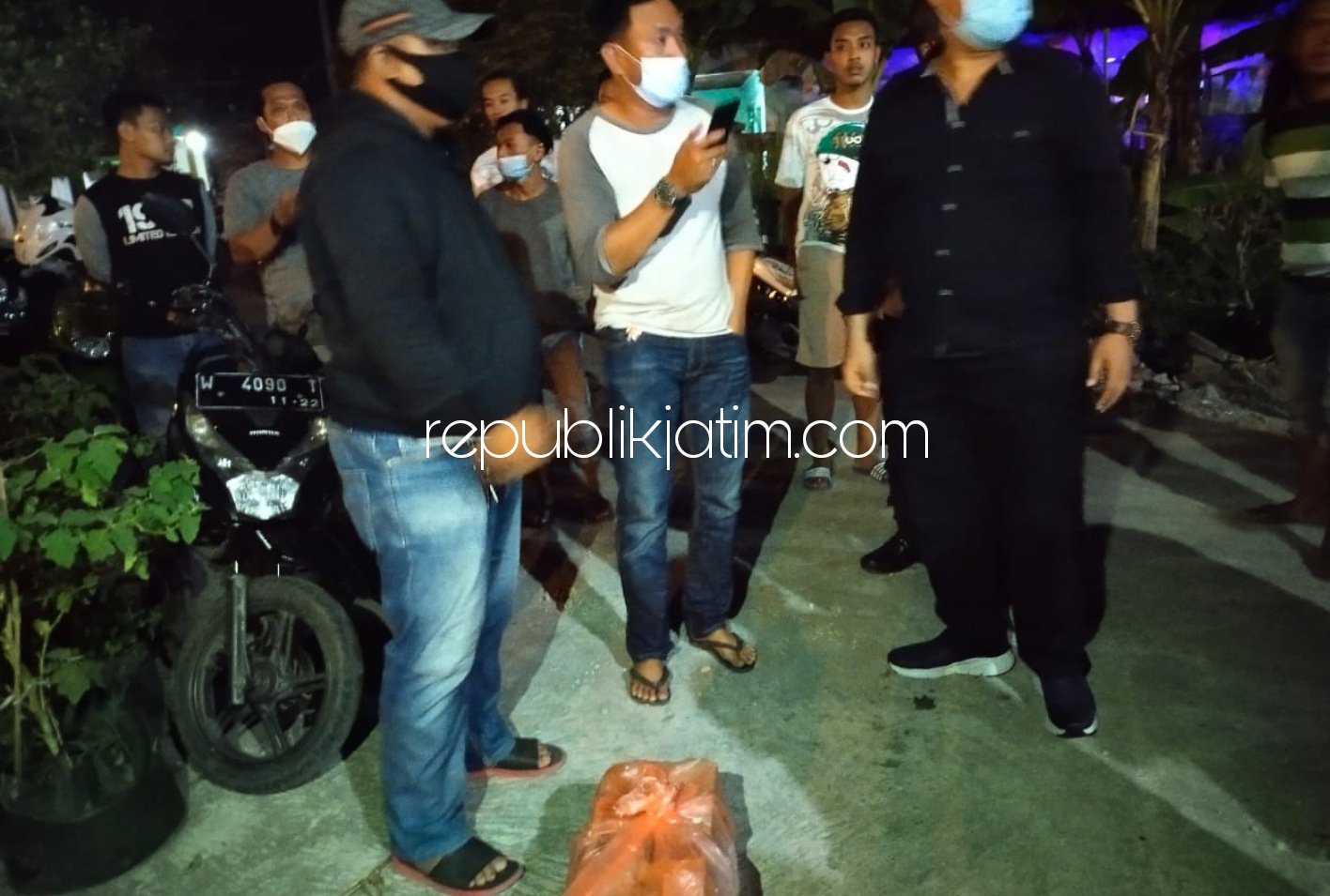 TKP - Sejumlah petugas Polsek Tulangan dan Satuan Reskrim Polresta Sidoarjo menggelar olah TKP penemuan mayat bayi dalam kardus di Desa Kemantren, Kecamatan Tulangan, Sidoarjo, Minggu (18/04/2021) dini hari.