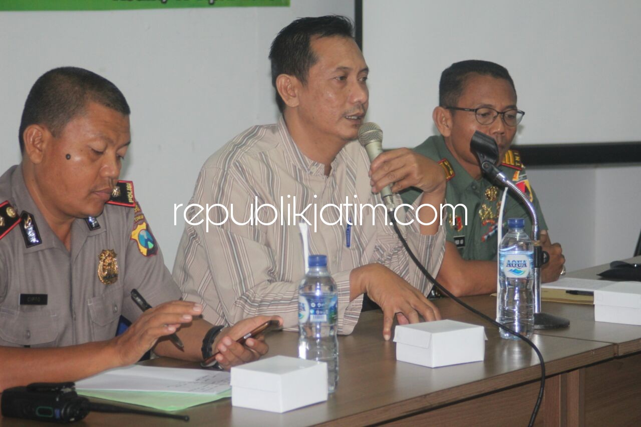 TOLAK HOAKS - Sarasehan dan Sosialisasi unsur 3 pilar Babinsa, Babinkamtibmas, Lurah,Ketua LPMK, Tokoh Agama dan Tokoh Masyarakat Kota Kediri menolak berita hoaks Pilwali dan Pilgub, Selasa (17/04/2018) malam.