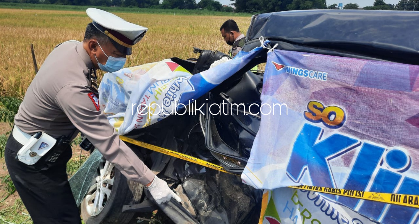 RINGSEK - Mobil Nissan Juke bernopol W 1920 Z dikemudikan Ravina Okta (22) mahasiswi Gelonggong, Desa Kedungkembar, Kecamatan Prambon, Sidoarjo ringsek tertabrak KA Jenggala Nomor Loco 624 Masinis, Darto di perlintasan Kedungkembar, Senin (19/04/2021).