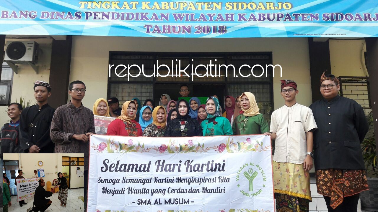 APRESIASI - Siswa SMA Al Muslim memberikan apresiasi kepada Kepala Cabang Dinas (Cabdin) Pendidikan Provinsi Jawa Timur Wilayah Sidoarjo, Endang Widiastuti sebagai pahlawan Kartini jaman sekarang, Kamis (19/04/2018).