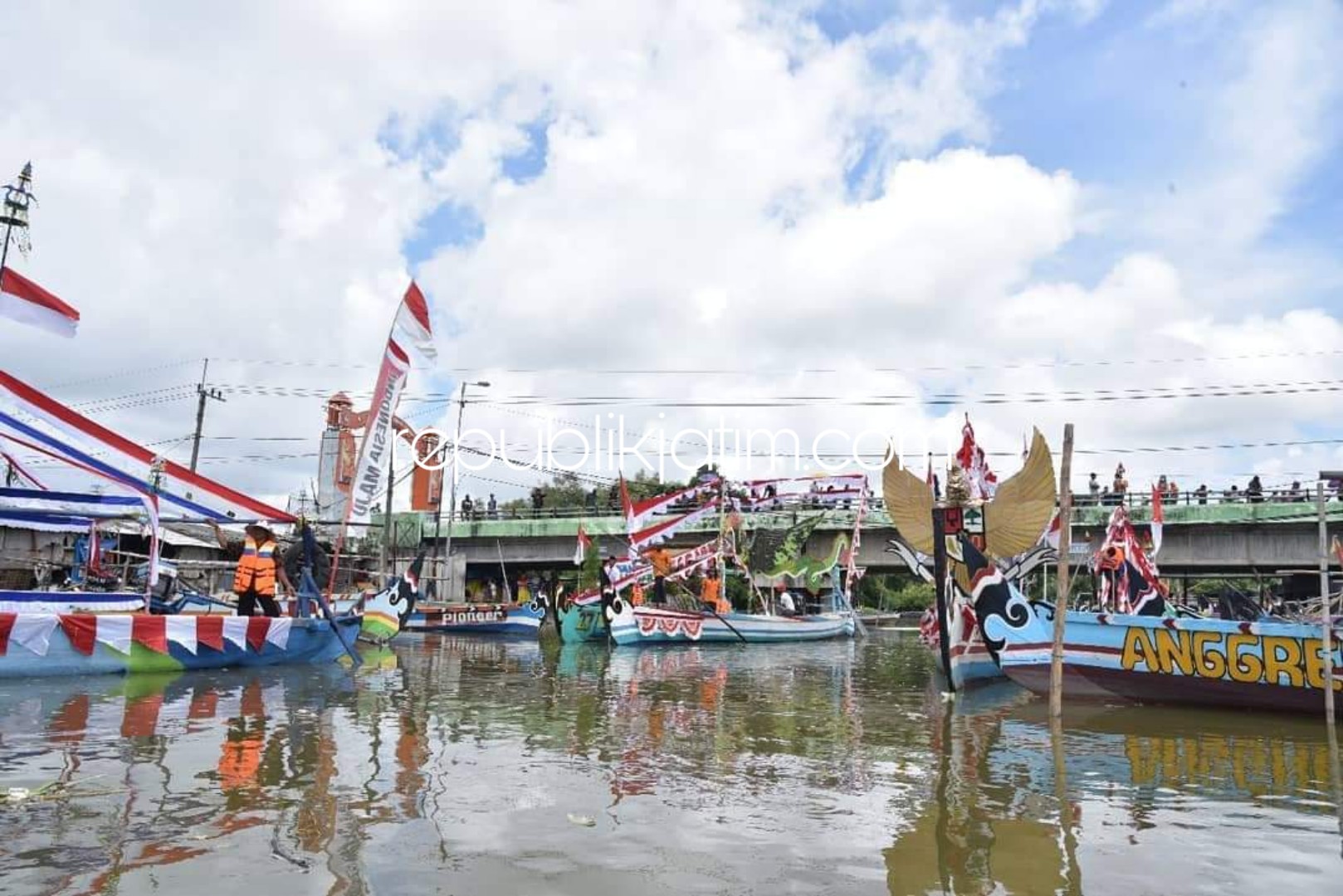 PETIK LAUT - Festival Perahu Hias nelayan Gisikcemandi, Kecamatan Sedati, Sidoarjo berpotensi sebagai destinasi wisata baru di Sidoarjo, Kamis (18/04/2019).