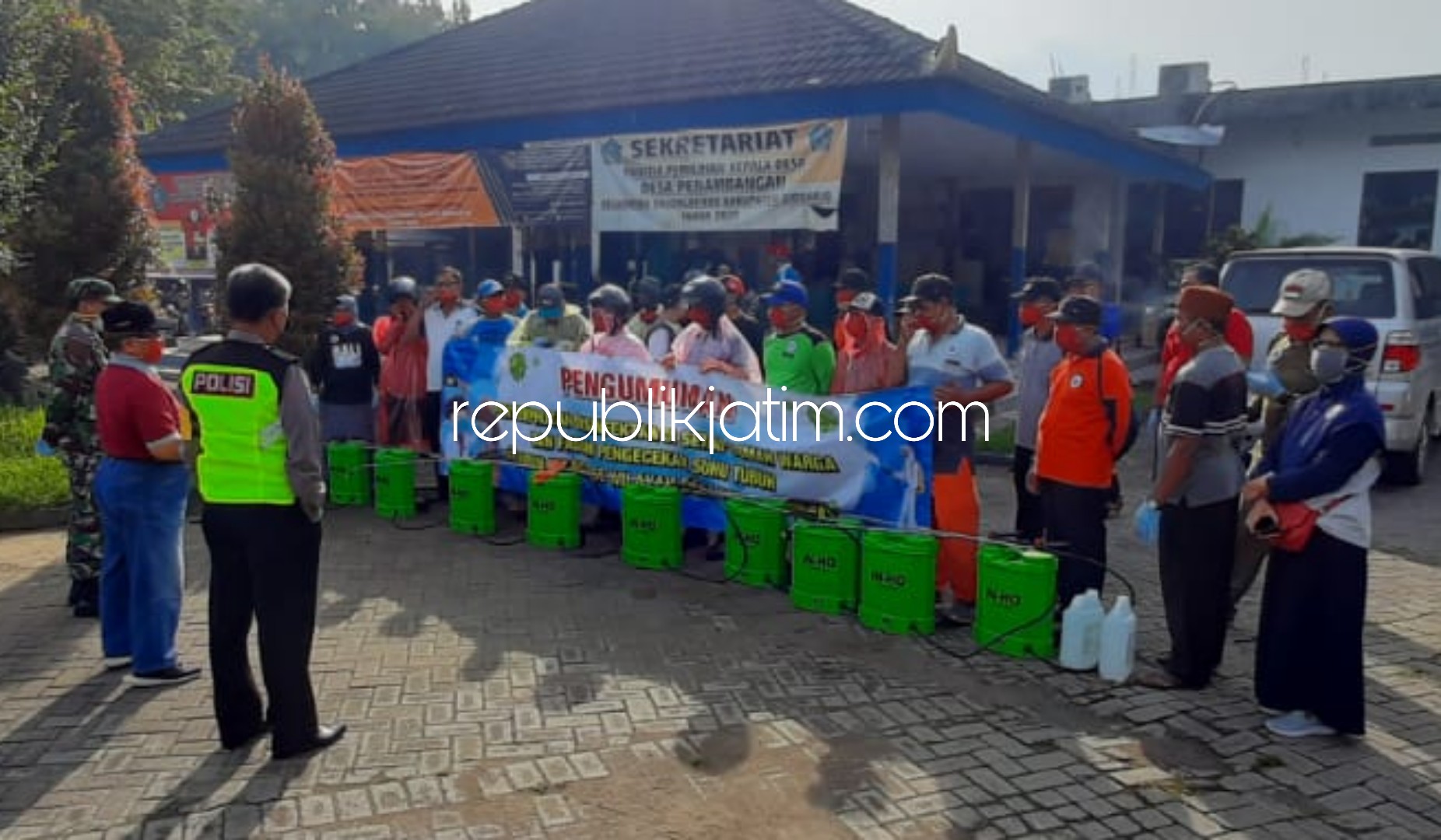 CEK SUHU -Satgas Covid-19 Desa Penambangan, Kecamatan Balongbendo, Sidoarjo menyemprotkan disinfektan dan cek suhu badan warganya, Minggu (19/04/2020).
