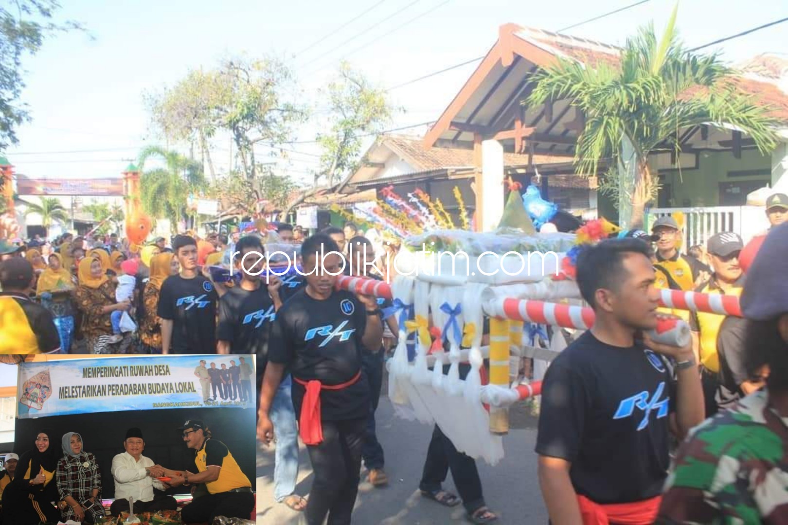 KIRAB - Warga Desa Rangkakidul, Kecamatan Sidoarjo mengarak dan mengkirab tumpeng keliling desa setempat dihadiri Bupati Sidoarjo, Saiful Ilah, Jumat (19/04/2019).