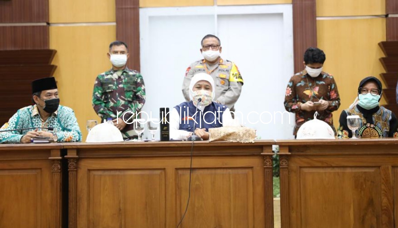 PSBB - Wakil Bupati Sidoarjo, Nur Ahmad Syaifuddin mengikuti rapat koordinasi bersama Gubernur Jatim mengenai rencana Pembatasan Sosial Berskala Besar (PSBB) untuk 14 kecamatan di Sidoarjo di Gedung Grahadi, Minggun(19/04/2020).
