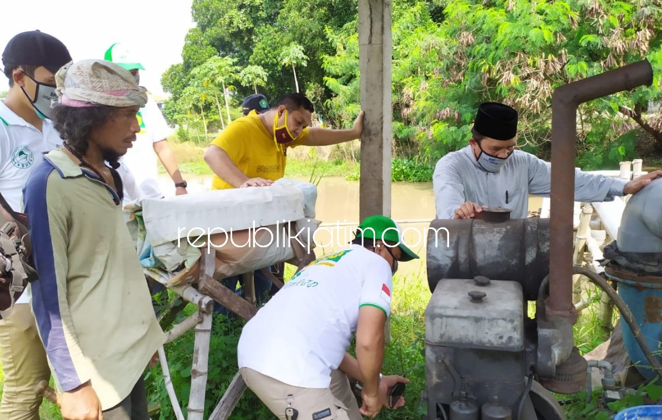 KELUHAN - Bacabup Sidoarjo, Bambang Haryo Soekartono (BHS) didampingi Ketua DPD Golkar Sidoarjo, Warih Andono mendengarkan keluhan petani Dusun Semambung, Desa Sambungrejo, Kecamatan Sukodono, Sidoarjo soal air dan kelangkaan pupuk, Sabtu (18/04/2020).