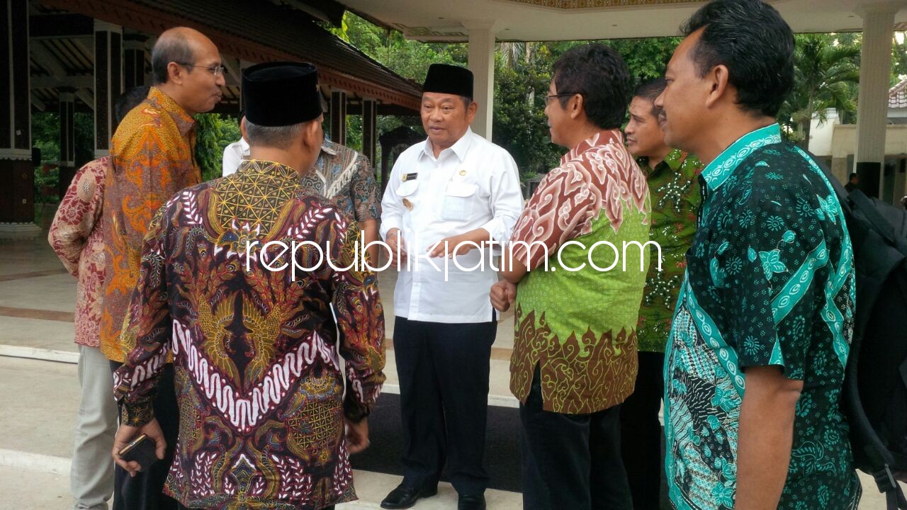 DITOLAK - Bupati Sidoarjo, Saiful Ilah menolak permohonan rencana pembangunan SMK Telkom di Sekardangan setelah bertemu Ketua Yayasan Pendidikan Telkom (YPT), Dwi Sasongko Purnomo usai audensi di Pendopo Delta Wibawa, Rabu (18/04/2018).