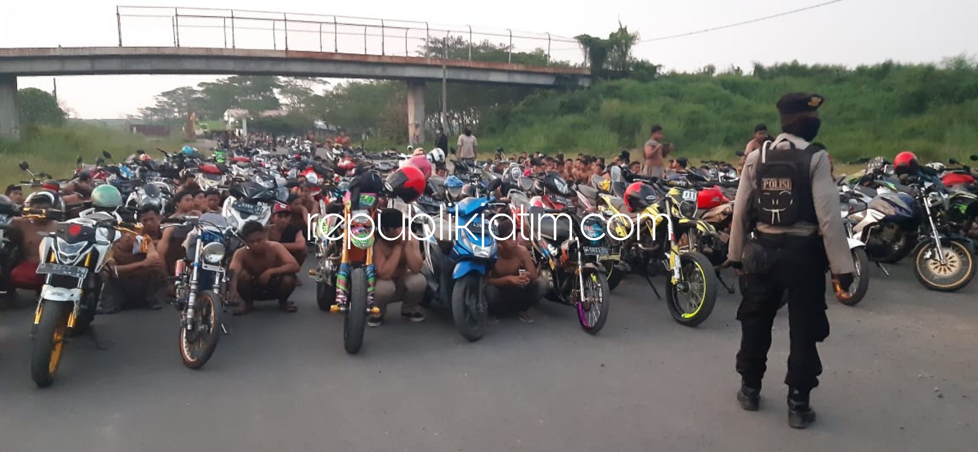DIAMANKAN - Personel Satuan Sabhara Polresta Sidoarjo berhasil mengamankan ratusan motor peserta balap liar di bekas exit tol Jabon, Sidoarjo, Minggu (19/04/2020) sore.