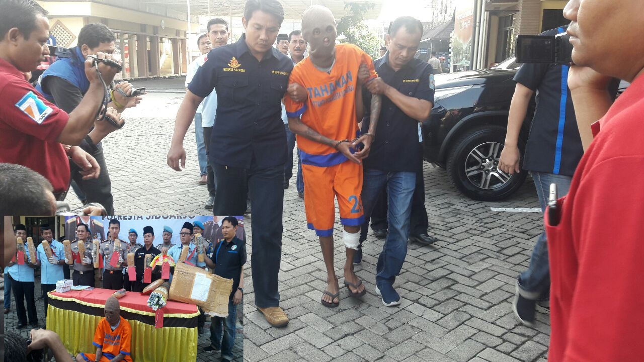 GANJA - Kapolresta Sidoarjo, Kombes Pol Himawan Bayu Aji menunjukkan tersangka pengedar ganja, Kiko Pratama (27) warga Surabaya yang ditembak kaki kirinya beserta barang bukti, Kamis (19/04/2018).