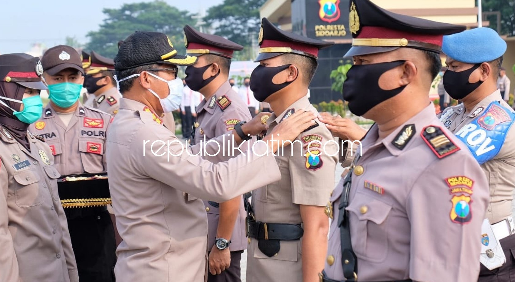 PERGANTIAN - Kapolresta Sidoarjo Kombes Pol Sumardji memimpin upacara pergantian 4 jajaran Kapolsek di halaman Polresta Sidoarjo, Senin (20/04/2020).
