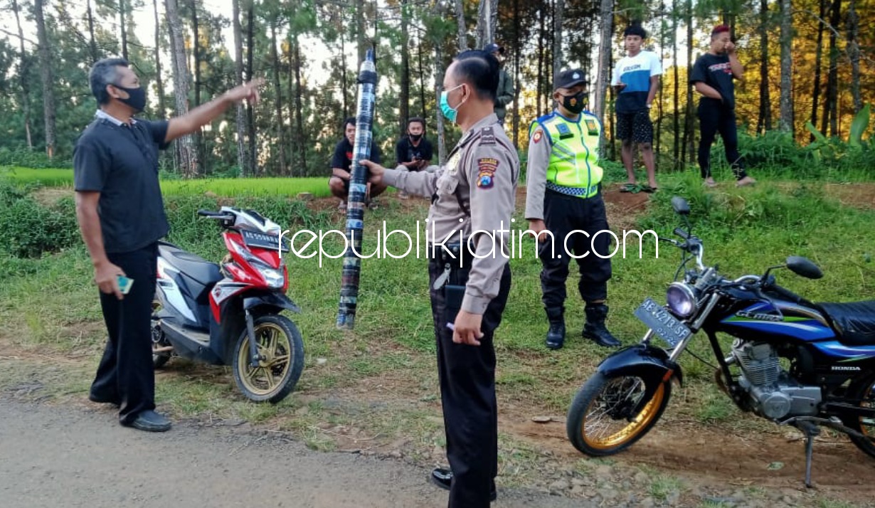 BALAP LIAR - KA SPKT Polsek Ngrayun, Aipda Edy Subroto bersama anggotanya menemui gerombolan anak muda yang diduga bersiap-siap menggelar balap liar di wisata Gunung Kotak, Desa Selur, Kecamatan Ngrayun, Ponorogo, Senin (19/04/2021) petang.