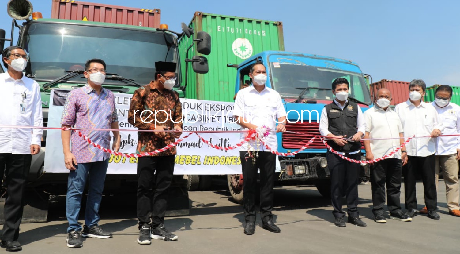 EKSPOR - Bupati Sidoarjo, Ahmad Muhdlor Ali (Gus Muhdlor) mendampingi Menteri Perdagangan, M Lutfi melepas ekspor Furniture ke Amerika Serikat yang dilaksanakan PT Integra Indocabinet Tbk, Selasa (20/04/2021).