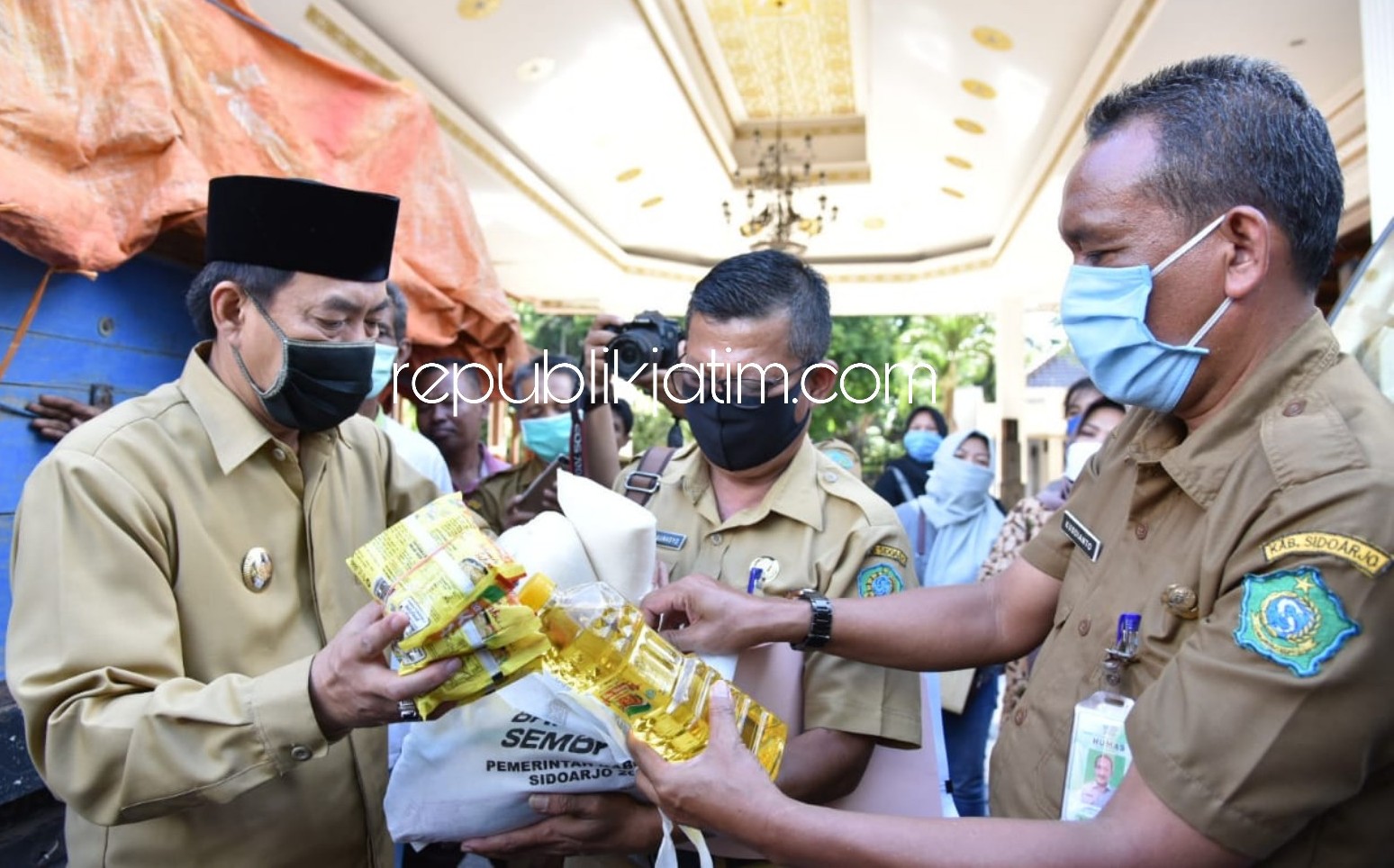 DISTRIBUSI - Wabup Sidoarjo, Nur Ahmad Syaifuddin memberangkatkan truk distribusi sembako bagi warga terdampak Covid-19 senilai Rp 40,5 miliar di Pendopo Delta Wibawa, Senin (20/04/2020) sore.