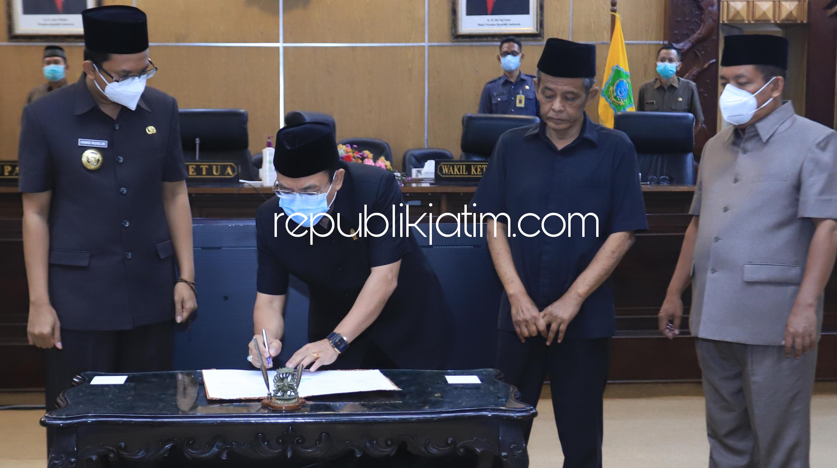 NOTA - Ketua DPRD Sidoarjo, Usman dan Bupati Sidoarjo, Ahmad Muhdlor Ali (Gus Muhdlor) menandatangani nota kesepakatan RPJMD 2021 - 2026 usai pandangan umum fraksi saat paripurna, Selasa (20/04/2021). 