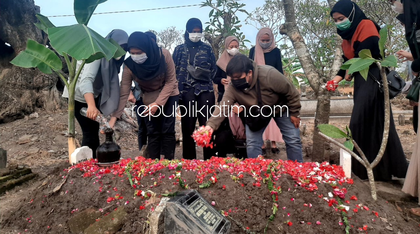 DOA - Sejumlah rekan kampus BEM WKS Surabaya saat bertakziah, berdoa dan tahlil di makam almarhum Ravina Okta, Senin (19/04/2021) sore.