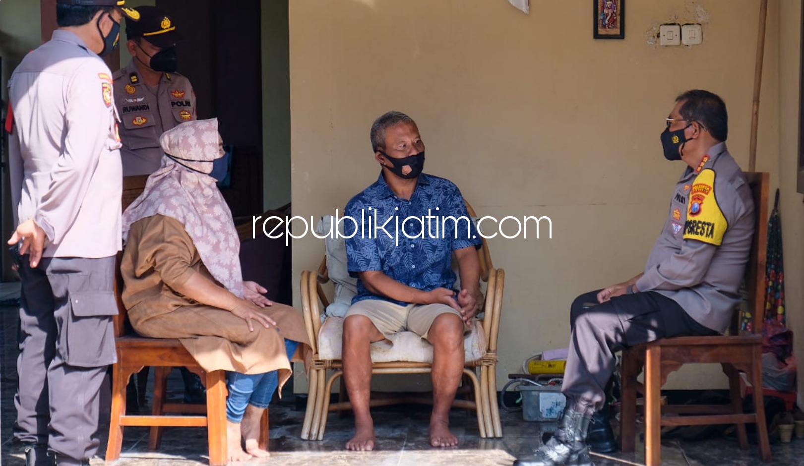 PEDULI - Kepedulian seorang pimpinan kepada anggota, dilakukan Kapolresta Sidoarjo Kombes Pol Sumardji dengan angjangsana rumah anggotanya yang sedang sakit, Senin (19/04/2021).