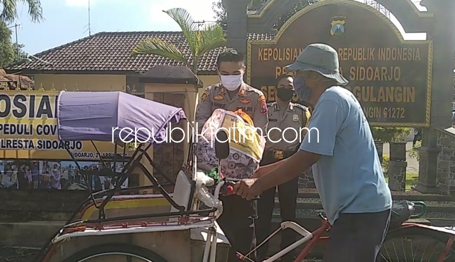 BAGI SEMBAKO - Kapolsek Tanggulangin AKP Hankie Fuariputra saat memberikan bantuan sembako kepada para tukang becak, Selasa (21/04/2020).