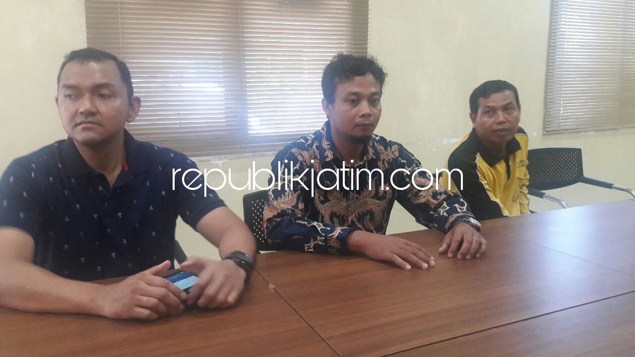 KLARIFIKASI - Salah seorang korban penipuan PT Sipoa, Adi Sucipto (40) yang sempat ditodong pistol BS mengklarifikasi dengan mengaku tidak pernah melaporkan secara resmi kasus penodongannya ke Polresta Sidoarjo, Sabtu (21/04/2018).