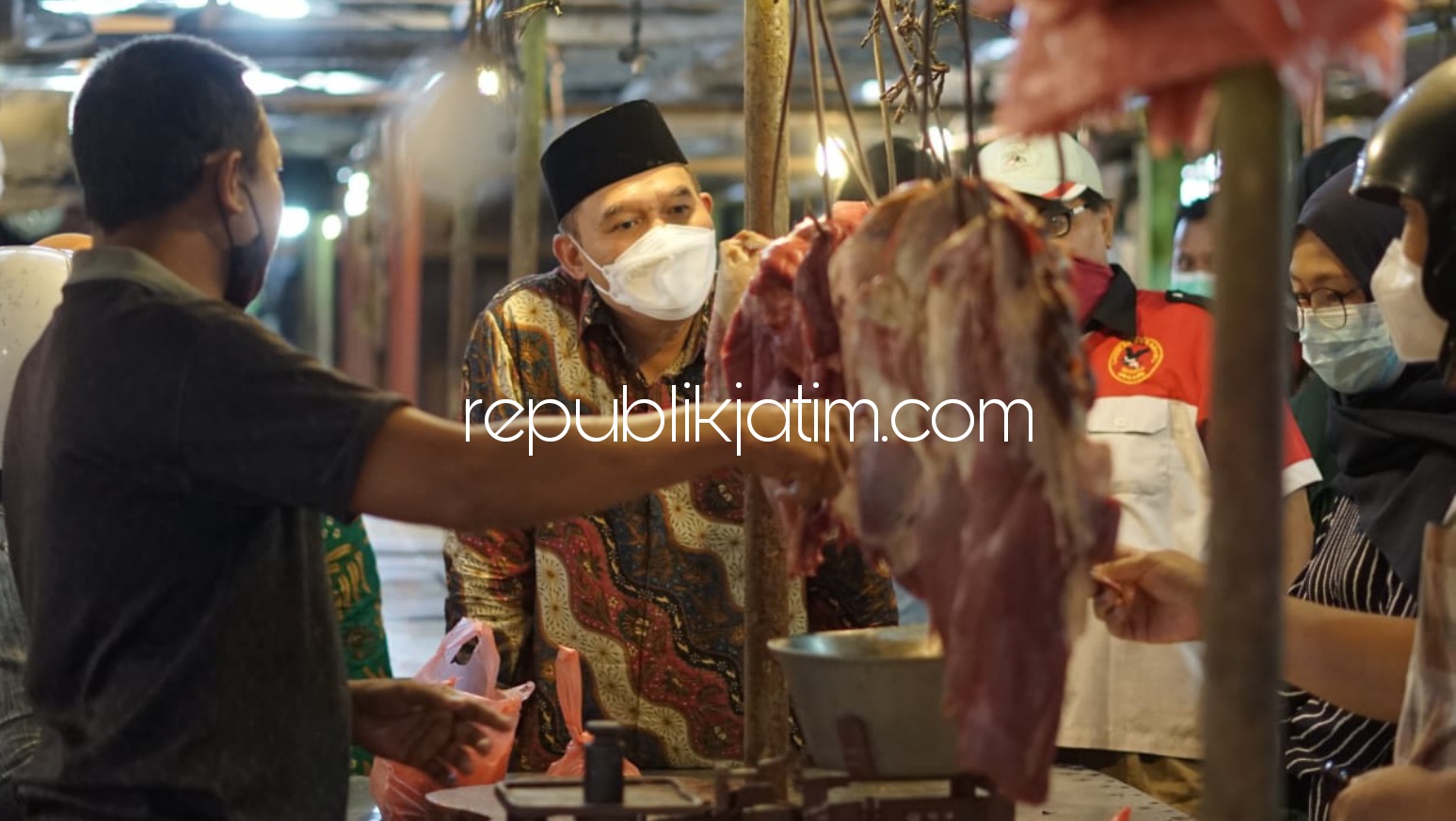 CEK - Anggota Dewan Pakar DPP Partai Gerindra, Bambang Haryo Soekartono (BHS) meminta pemerintah pusat dan daerah mengendalikan harga 11 komoditas pangan menjelang lebaran dengan memantau harga sembako di Pasar Larangan, Candi, Sidoarjo Rabu (21/04/2021).