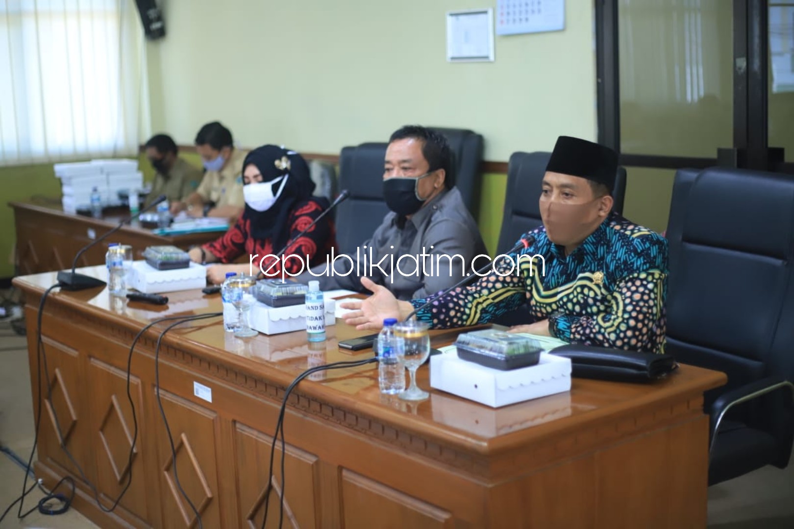 KOORDINASI - Ketua Panja Penanggulangan Covid-19 DPRD Sidoarjo, Choirul Hidayat memimpin rapat soal penanganan Covid-19 di Sidoarjo yang tidak dihadiri Dinas Sosial (Dinsos), Senin (20/04/2020).