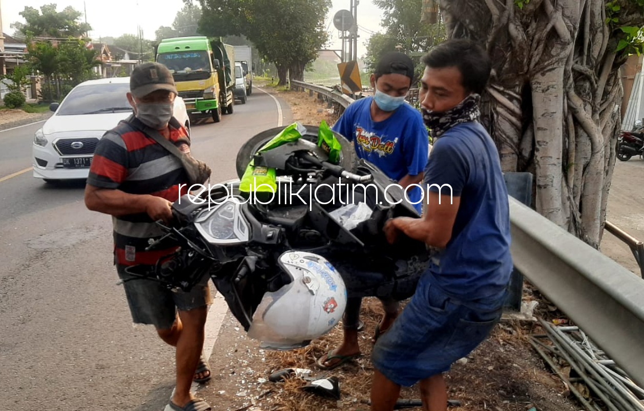EVAKUASI - Petugas Unit Lantas Polsek Balongbendo olah TKP motor ditabrak mobil kijang di JL Raya Surabaya - Mojokerto, Desa Bakungtemenggungan, Kecamtaan Balongbendo, Sidoarjo hingga menyebabkan satu korban tewas empat terluka, Selasa (20/04/2021) sore.