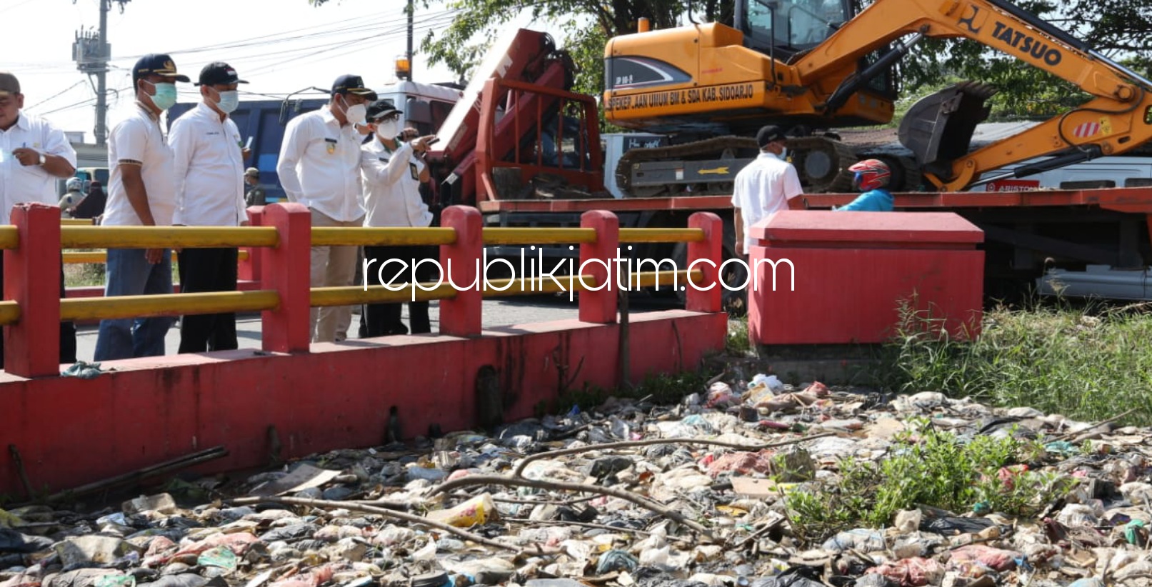 SIDAK - Wabup Sidoarjo, Subandi menggelar sidak penumpukan sampah di sungai hingga perbaikan jalan berlubang di wilayah Sedati dan Gedangan, Sidoarjo, Rabu (21/04/2021).