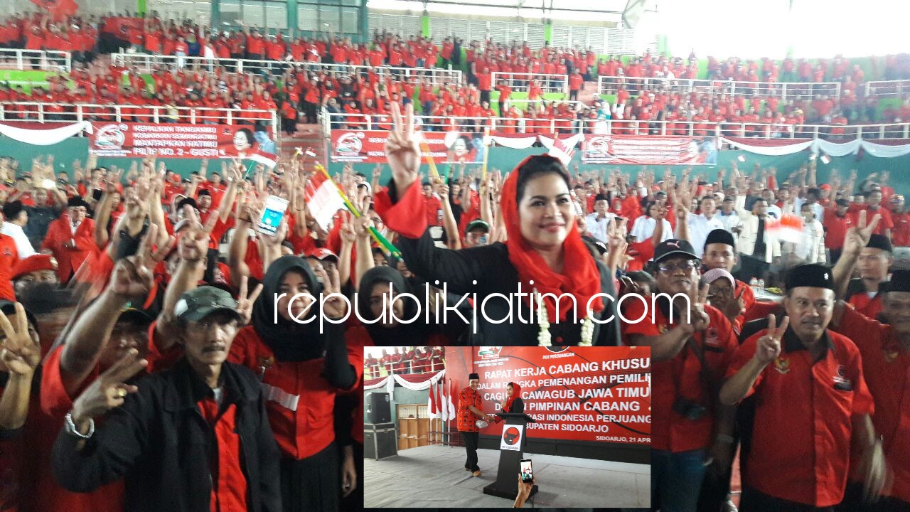 PEMENANGAN - Cawagub Jawa Timur, Puti Guntur Soekarno memberikan pengarahan kepada sekitar 3.000 kader PDI Perjuangan se Kabupaten Sidoarjo dan menyerahkan dana perjuangan, Sabtu (21/04/2018).