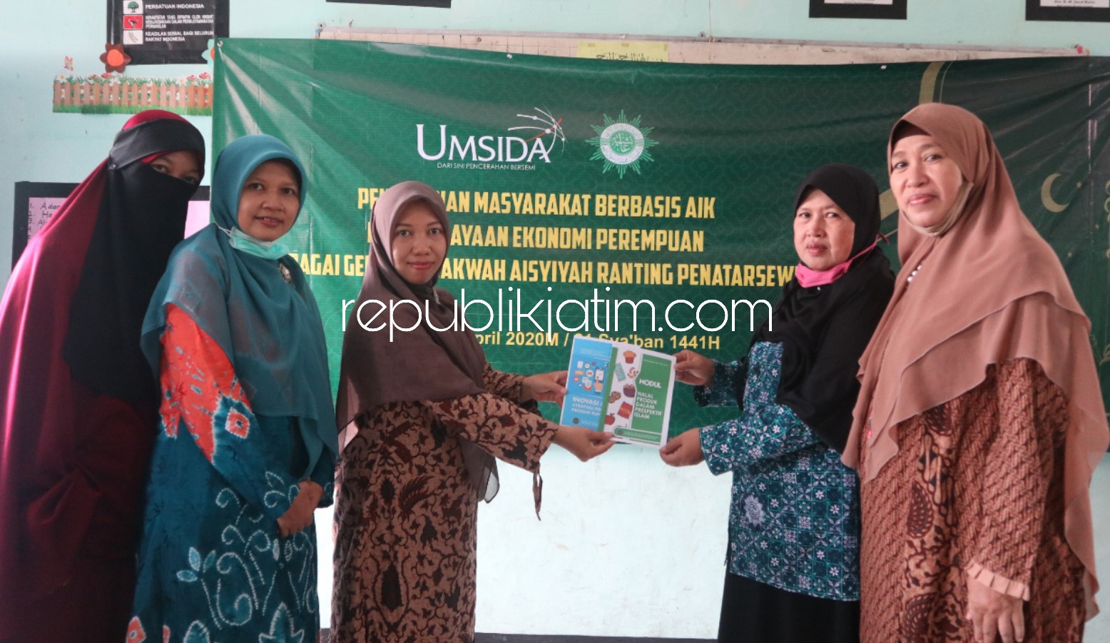 SERAHKAN - Tim Kemitraan Umsida menyerahkan dua modul Inovasi dan Strategi Pemasaran Produk Rumahan dan Produk Halal dalam Perspektif Islam di Desa Penatarsewu, Kecamatan Tanggulangin, Sidoarjo, Senin (20/04/2020).