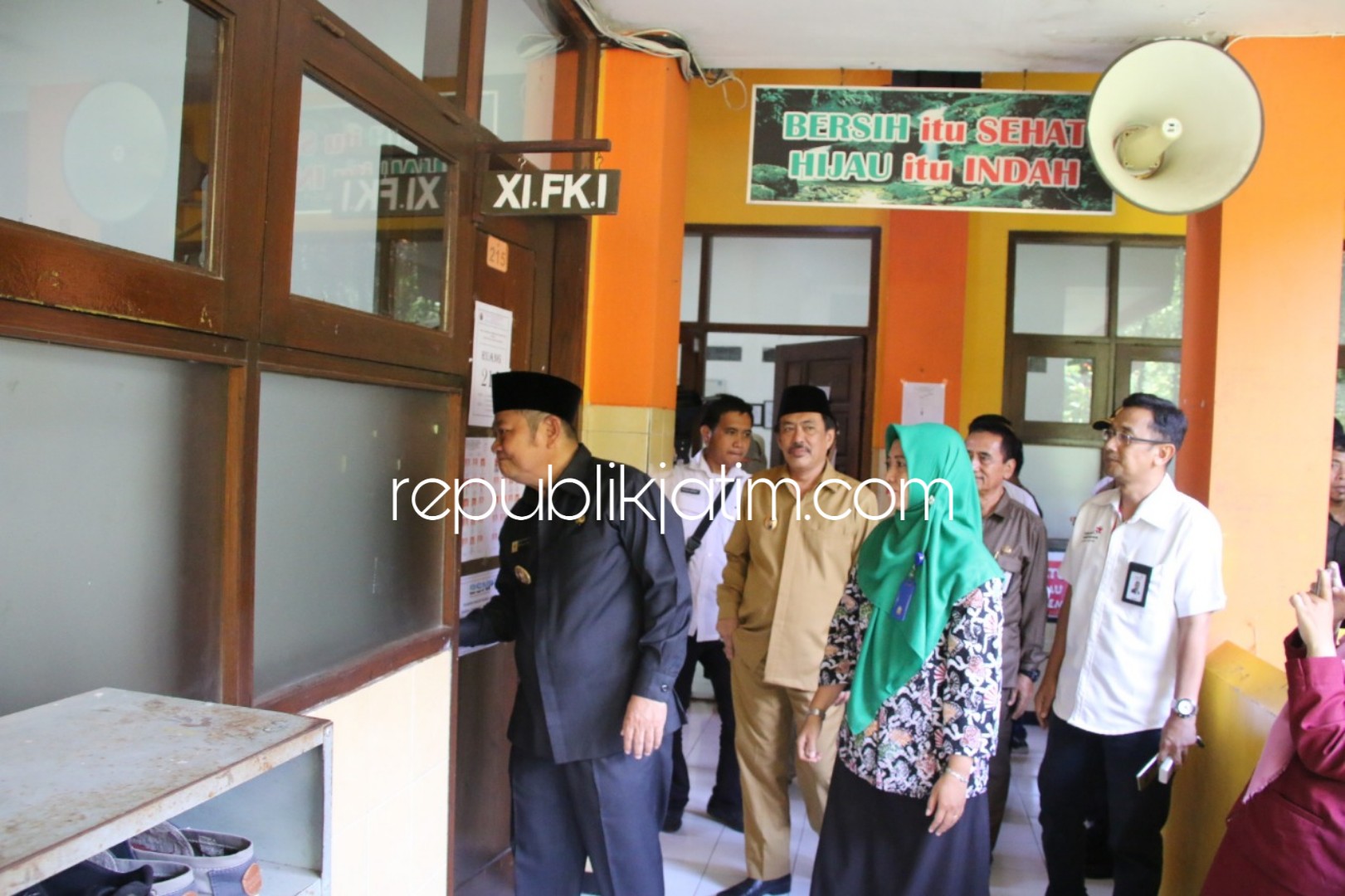SIDAK - Bupati Sidoarjo, Saiful Ilah bersama Wabup, Nur Ahmad Syaifuddin dan Kepala Dinas Pendidikan Pemkab Sidoarjo, M Asrofi menggelar sidak Unas SMP dan SD yang digelar hari ini, Senin (22/04/2019).