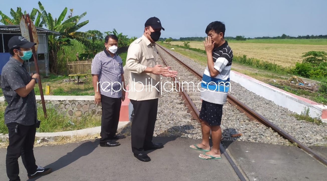 CEK - Anggota Dewan Pakar DPP Partai Gerindra, Bambang Haryo Soekartono (BHS) mengecek kondisi perlintasan sebidang tanpa palang pintu dan sirine di Dusun Glonggong, Desa Kedungkembar, Kecamatan Prambon, Sidoarjo, Kamis (22/04/2021) sore. 