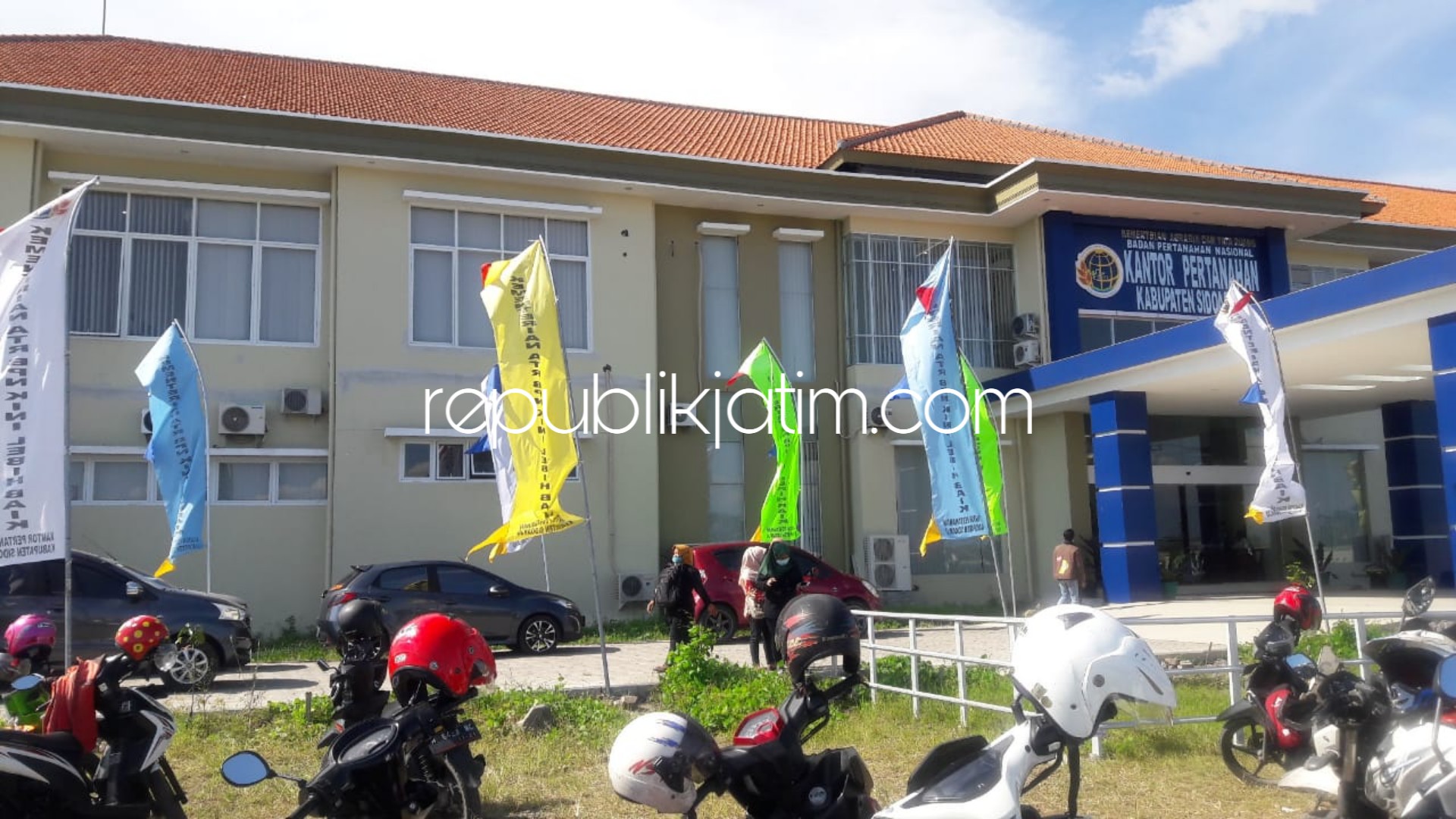 TEMPATI - Kantor Badan Pertanahan Nasional (BPN) Sidoarjo mulai menempati kantor barunya di pergudangan Safe and Lock, JL Lingkar Timur, Rangkah Kidul, Sidoarjo sejak dua pean lalu, Senin (22/04/2019).