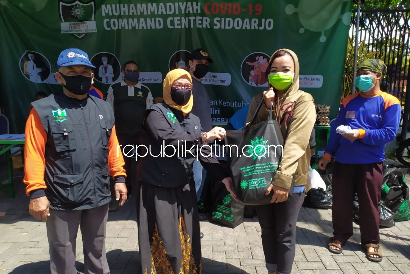 BAGIKAN - Ketua PD Aisyiyah Sidoarjo, Siti Zubaida Syafi'i dan Ketua Muhammadiyah Covid-19 Command Center (MCCC) Sidoarjo, Mahfudz membagikan 4.750 paket sembako ke warga terdampak Covid-19 di Sidoarjo, Rabu (22/04/2020).
