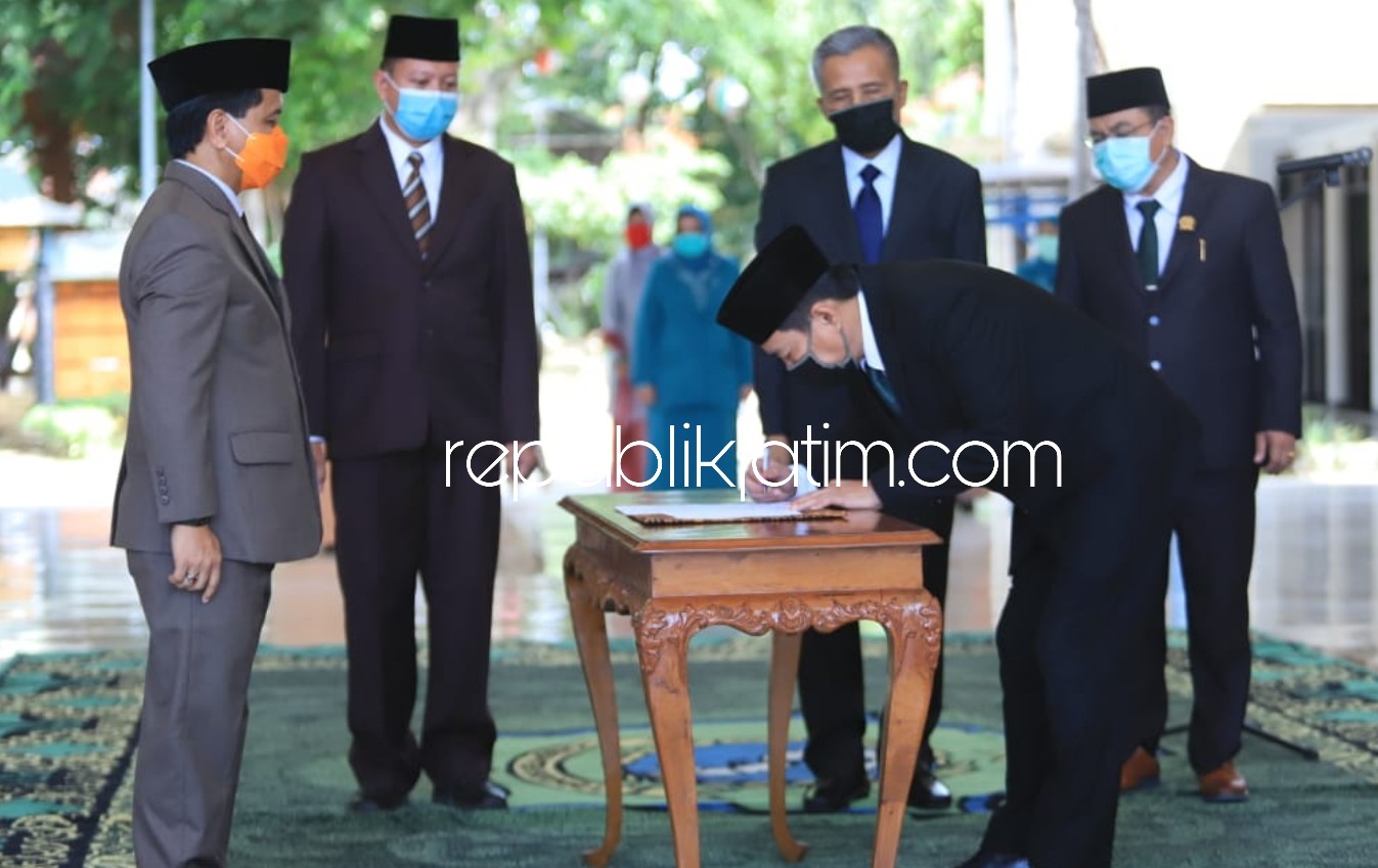 MUTASI - Wabup Sidoarjo, Nur Ahmad Syaifuddin memimpin prosesi mutasi dan pelantikan 4 pejabat Pemkab Sidoarjo di Pendopo Delta Wibawa, Sidoarjo, Rabu (22/04/2020).