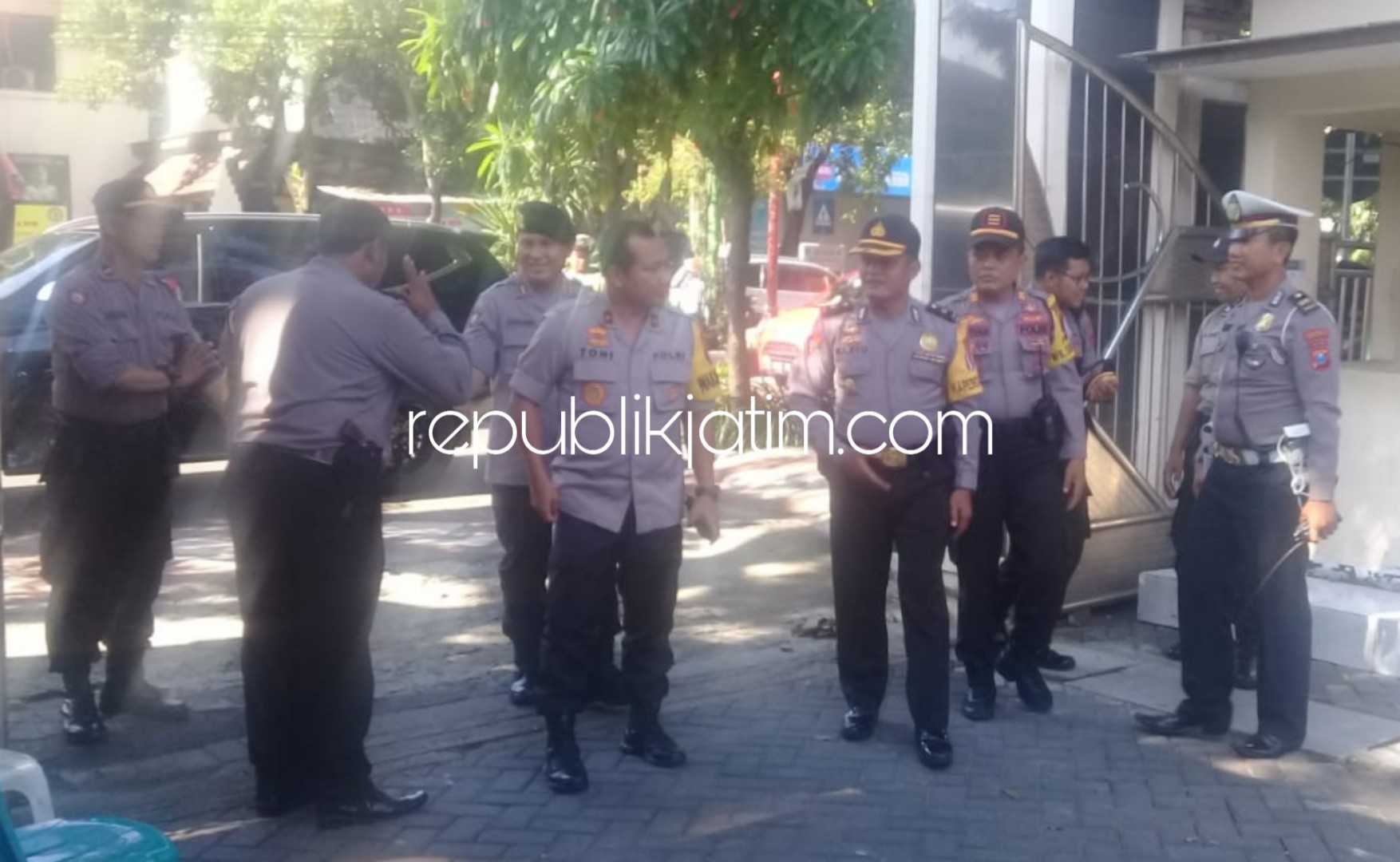 PANTAU - Wakapolda Jatim, Brigjen Pol Toni Hermanto memantau pengamanan pleno perhitungan suara Pileg di PPK Sidoarjo, Minggu (21/04/2019).