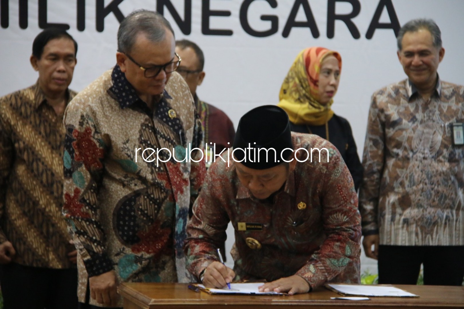 TEKEN - Bupati Sidoarjo, Saiful Ilah dan Kepala BPN Sidoarjo, Humaidi tanda tangan (teken) MoU di hadapan KPK di Gedung Negara Grahadi, Surabaya, Selasa (23/04/2019). 