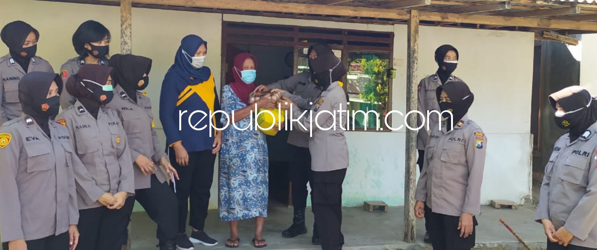 BERBAGI - Wakapolres Ponorogo Kompol Meiridiani membagikan sembako di Desa Dadapan dan Desa Jalen, Kecamatan Balong bersama anggota Polwan yang bertugas di Polres Ponorogo, Jumat (23/04/2021). 