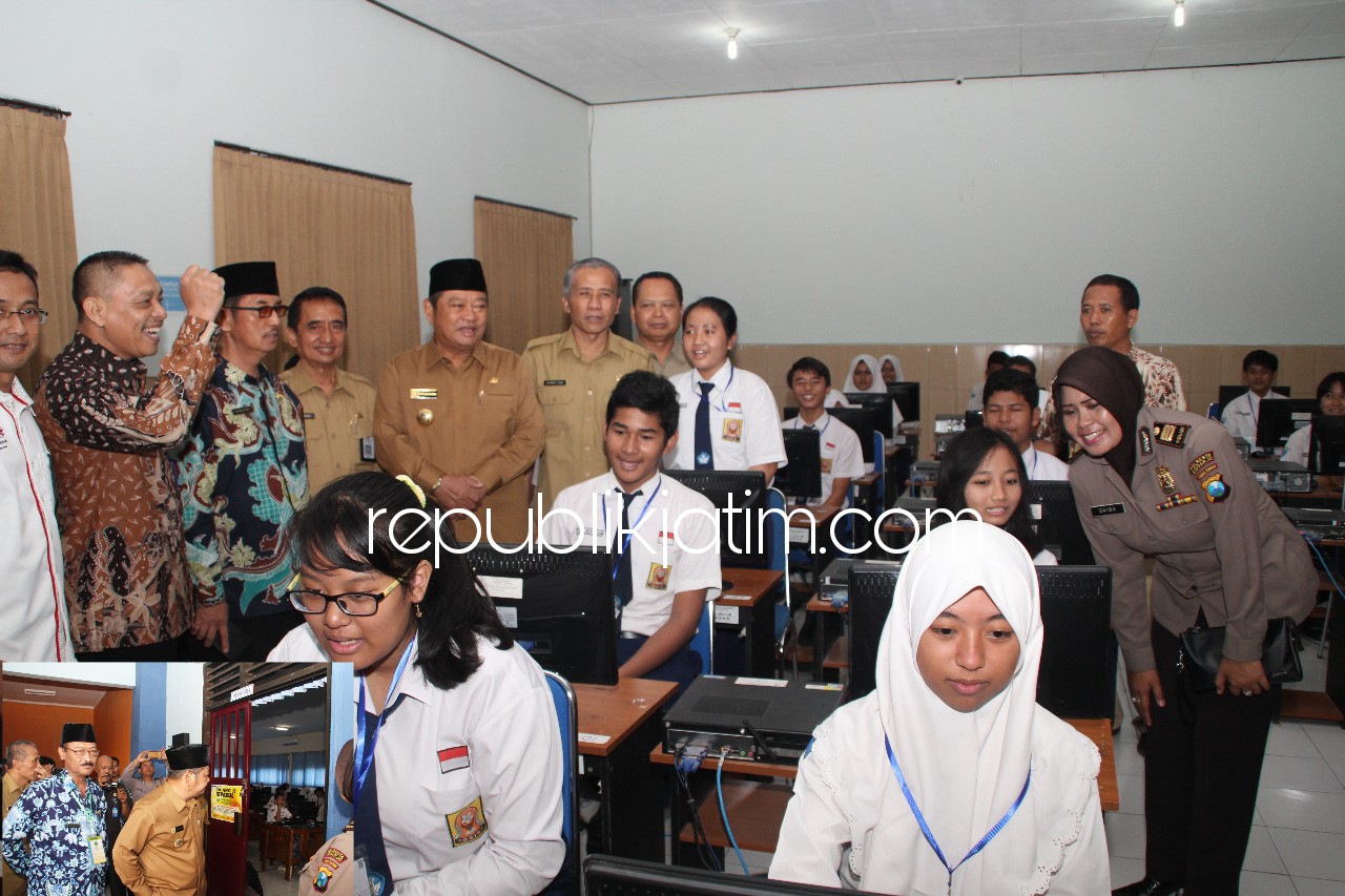 SIDAK - Bupati Sidoarjo, Saiful Ilah menggelar Inspeksi Mendadak (Sidak) ke SMP Negeri 1 dan SMP Negeri 2 Sidoarjo untuk memantau pelaksanaan UNBK, Senin (23/04/2018).