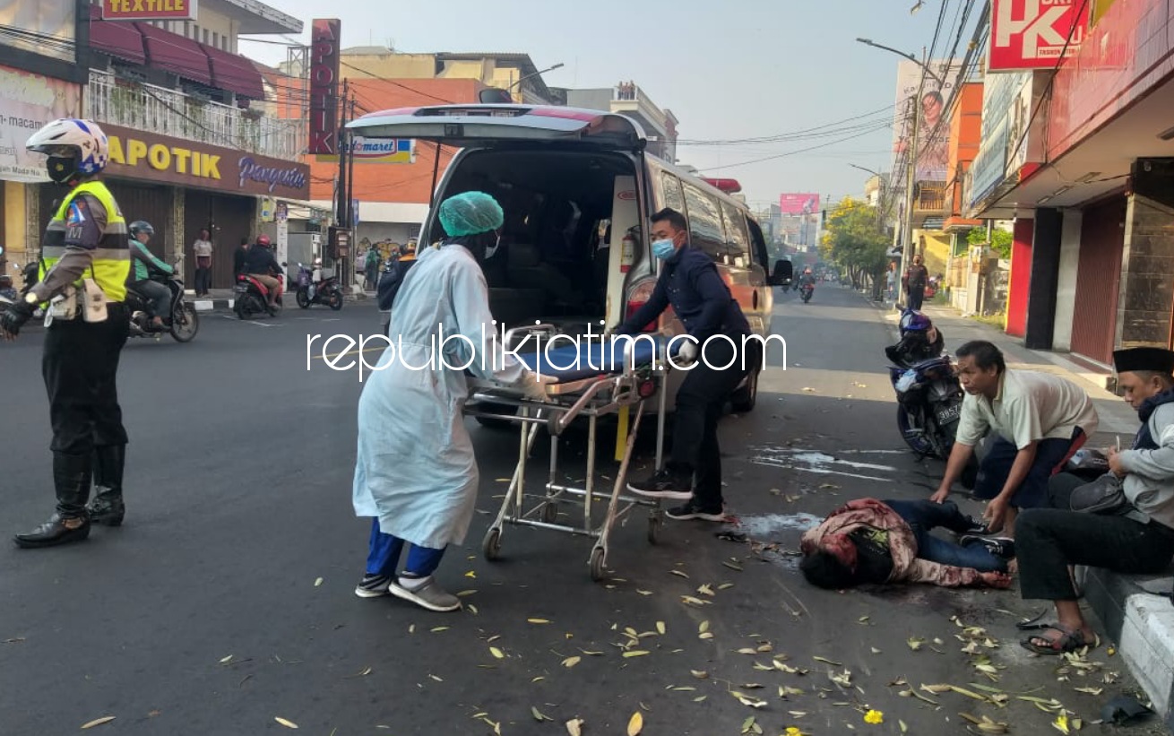 EVAKUASI - Petugas Unit Lantas Polsek Sidoarjo Kota bersama tim medis mengevakuasi korban serta saat olah TKP kecelakaan tunggal sepeda motor di JL Gajahmada, Sidoarjo Kota karena menabrak pohon jalan, Jumat (23/04/2021).