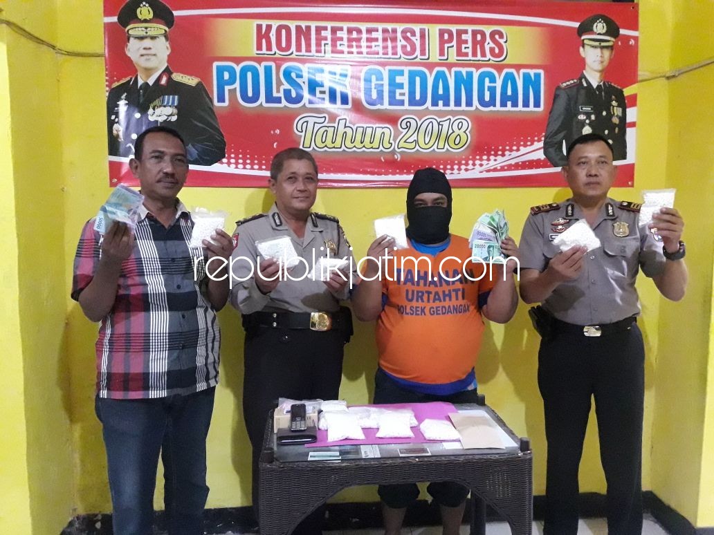 BARANG BUKTI - Kapolsek Gedangan, AKP Heri Siswoko dan Kanit Reskrim, Ipda Supratman menunjukan tersangka pengedar pil koplo 12.257 butir, Ahmad Sholikudin beserta barang bukti, Senin (23/04/2018).