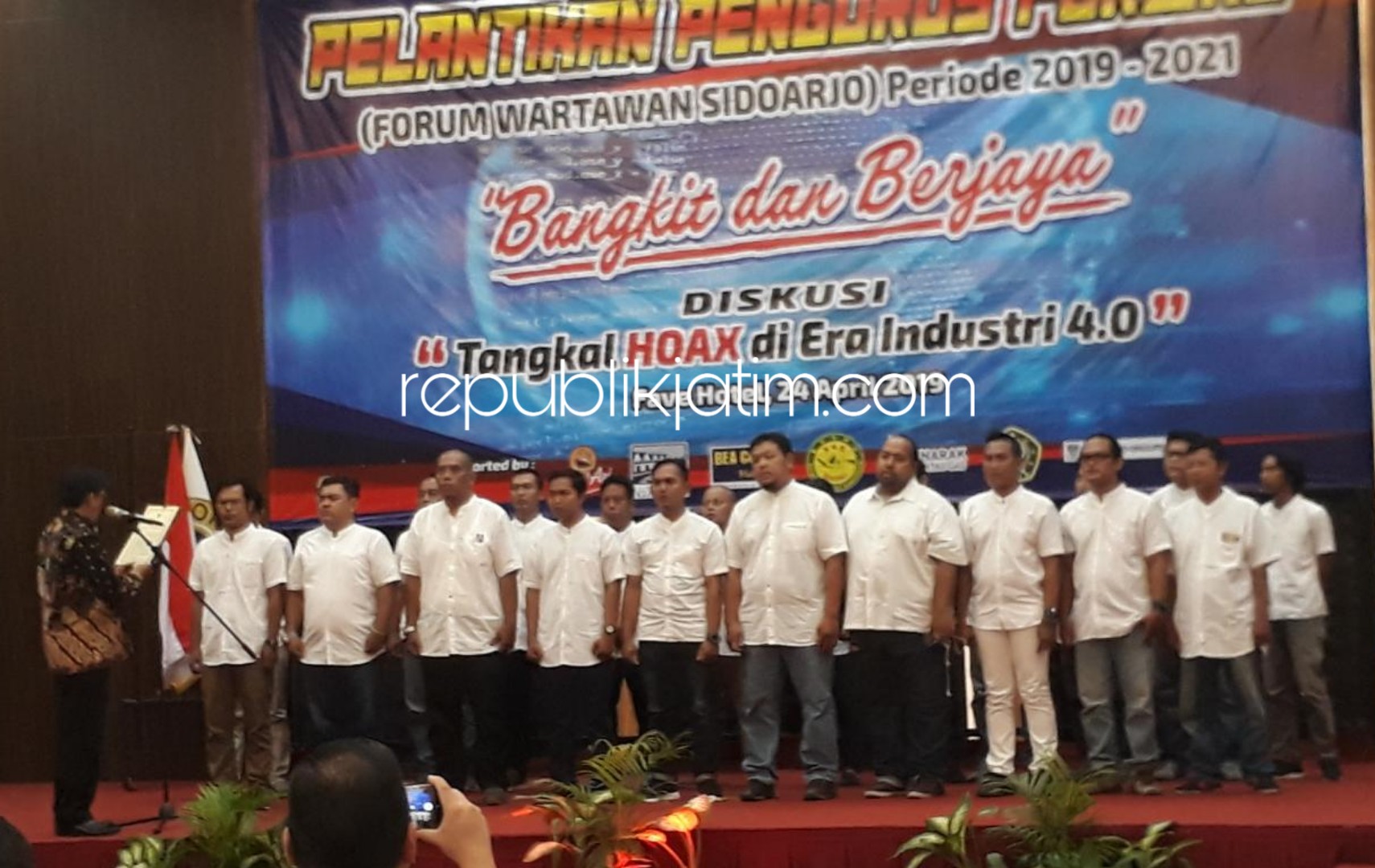 DIKUKUHKAN - Wakil Bupati Sidoarjo, Nur Ahmad Syaifuddin mengukuhkan pengurus Forwas 2019 - 2021 di Favehotel Sidoarjo, Rabu (24/04/2019).