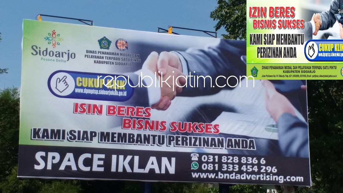 SALAH TULIS - Sebuah reklame raksasa yang dipasang Dinas Penanaman Modal dan Pelayanan Terpadu (DPMPT) Pemkab Sidoarjo di Exit Tol Sidoarjo (dekat RS Delta Surya) salah cetak tulisan Izin jadi Isin, Selasa (24/04/2018). Insert reklame perbaikan.